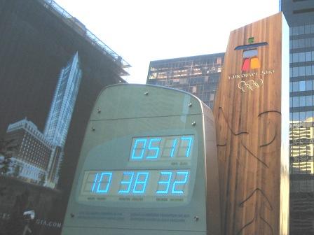 バンクーバー美術館前にある、２０１０年バンクーバーオリンピックのカウントダウン時計です。裏側は、パラリンピックのカウントダウン時計になっています。