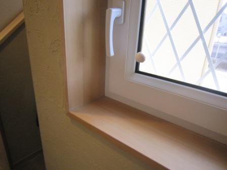 カナダツガで作った窓枠です。
