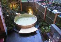 四万温泉柏屋旅館さんの高野槙で出来た貸切露天風呂「月乃湯」です。