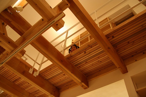 １階から２階廊下を見上げる