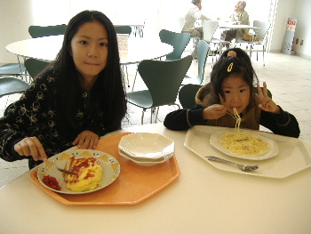 1103　学食　二人.JPG