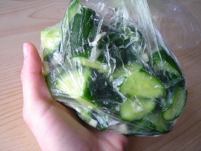 きゅうりの葫和え　袋でもみもみ