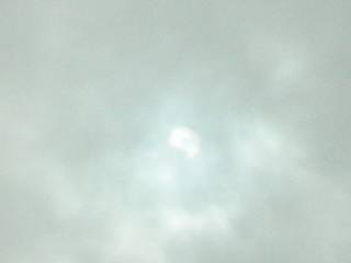 2009.07.22 日食 - 雲の合間を 10 分程待っただろうか、ほんの少しの間だけ見る事が出来た。下が少し欠けている。