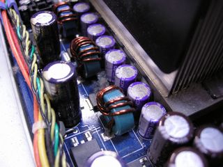 IBM 8183-A6J - CPU 電源部分 濃紺が Rubycon MBZ, 紫が OS CON, 茶色が日ケミ KZG