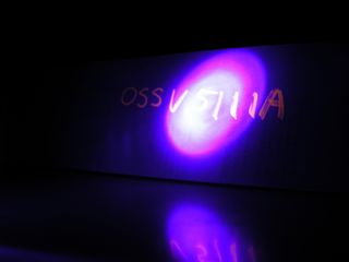 OSSV5111A 乳白色キャップなしで点灯 蛍光ペンの文字を照らす、机に反射した文字が浮かんでいる