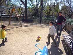 サグラダ・ファミリア前の公園でサッカー