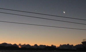 月・氷・青空