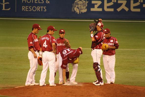 2011.7.31 026ピンチでマウンドに集まる内野陣.JPG