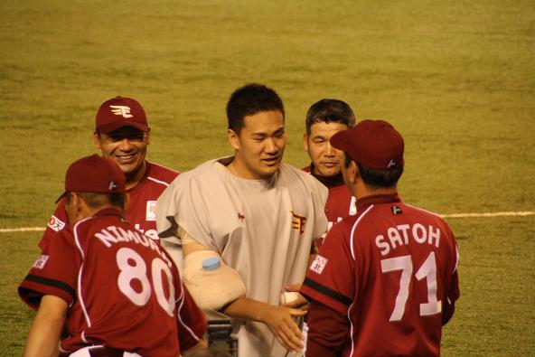 2011.7.31 063佐藤コーチからウィニングボールをもらう田中君.JPG