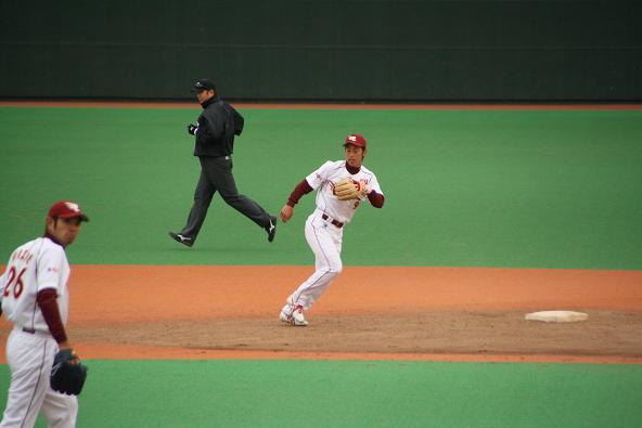 2011.3.3 2558回の守備、ピッチャー有銘さん、セカンド阿部選手.JPG