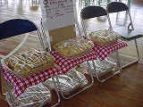バザー会場イスの↑
