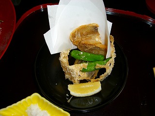 魚とレンコンの揚げ物、