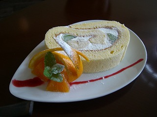 果物のロールケーキ