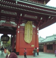 浅草寺の門には、わらじが