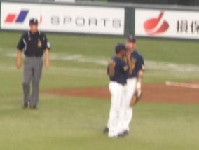 カブレラに助けも止めるオルティズ