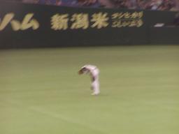 06深々と頭下げるSHINJO
