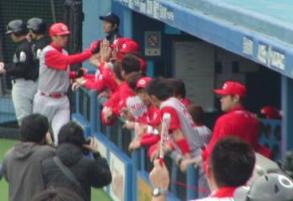 新井ベンチへ生還