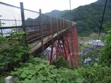 橋の脇から