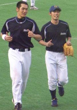 仲良くベンチへ