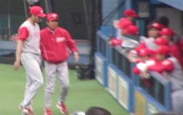 清川コーチに迎えられる永川