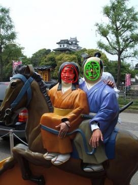 顔隠したら意味ないけど・・・