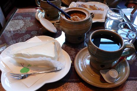 参道の喫茶店にて（レアチーズケーキとブレンドコーヒー）