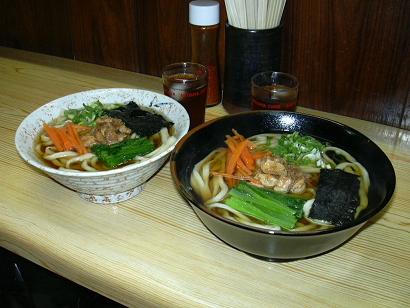 みやしたうどんの肉うどん（右は大盛）