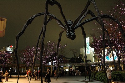 巨大な蜘蛛のオブジェとイルミネーションを見て下さい。