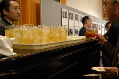 酎ハイやウーロン茶、左にはワイングラスにワインがつがれていました。