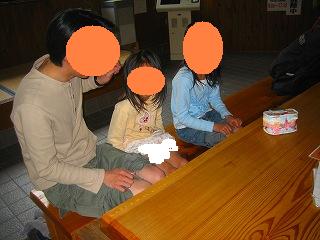 机を囲んで入ります＾＾