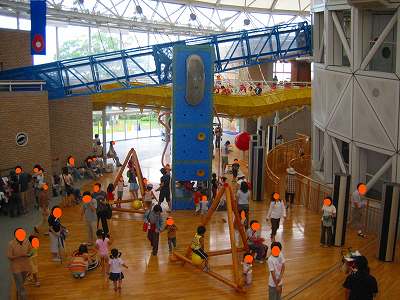 室内の様子　雨だからかなかなかの人出