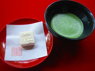 お抹茶と、金閣寺納豆入りのお菓子