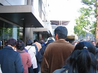 建物からあふれてしまった列