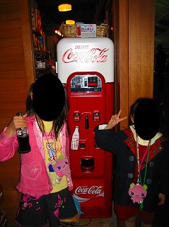 ビンのコーラがでてきます。150円。