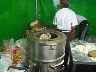 ナンをちゃんと焼いています