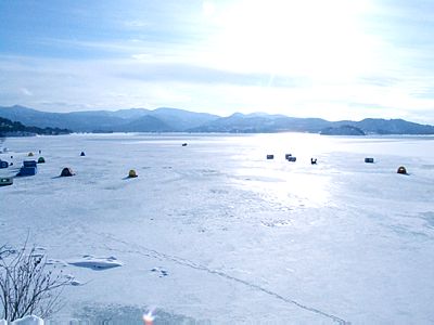 桧原湖わかさぎ釣りテント