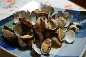 大アサリの白ワイン蒸し