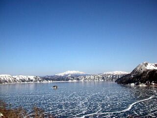 湖面が氷結した摩周湖
