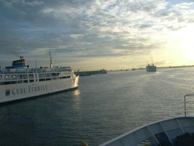 セブ島へ向かう船たち