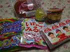 ひみつのハイチュウ いちごみるく 幼児用りんごジュース プッチンプリン ガチャガチャの黄色の車 ジャムパン