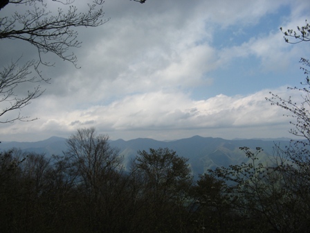 153 三頭山の山頂からの眺望.雲取が見える.JPG