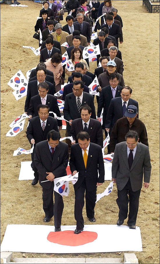 ●●●日本の国旗を踏む韓国の国会議員