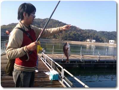 鯛を釣り上げる社長