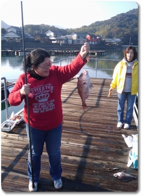 鯛を釣り上げる私