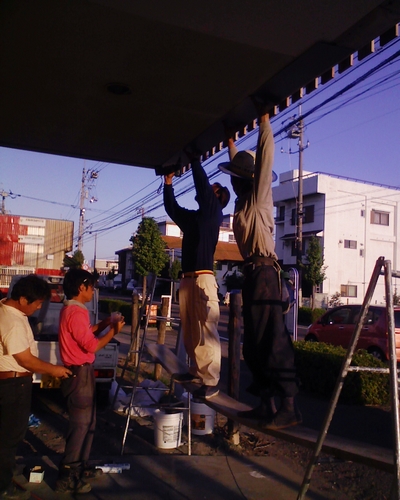 板１枚の上で作業する職人さん。やっぱりスゴイ！！