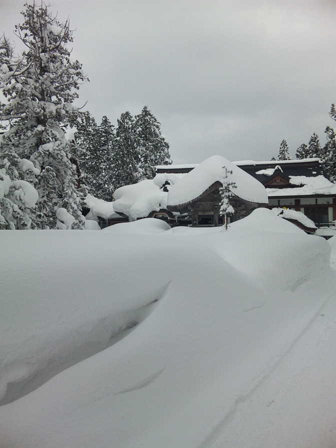 羽黒山の鐘楼と社殿