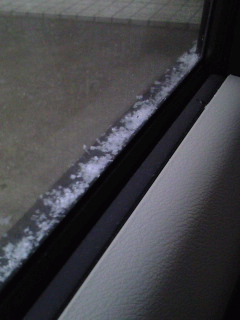 車の窓にうっすら雪が積もりました