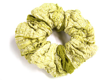 春色がかわいいふんわりナチュラルカラーのシュシュ