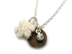 レースやレザーがかわいいアンティークシルバーのネックレス