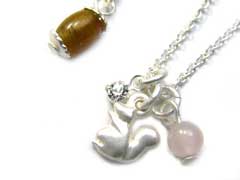 リスやピンクのストーン、ブラウンのストーンがかわいいアンティークシルバーカラーのネックレス